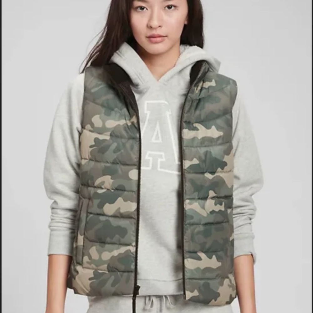 GAP CAMO PUFFER VEST - FLEECE INTERIOR STAND COLLAR - POCKETS - COLD CONTROL - S